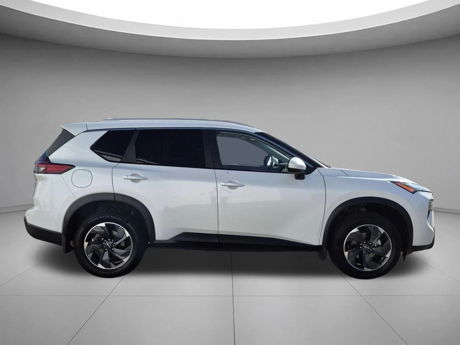 Used 2025 Everest White Pearl Nissan SV image 6