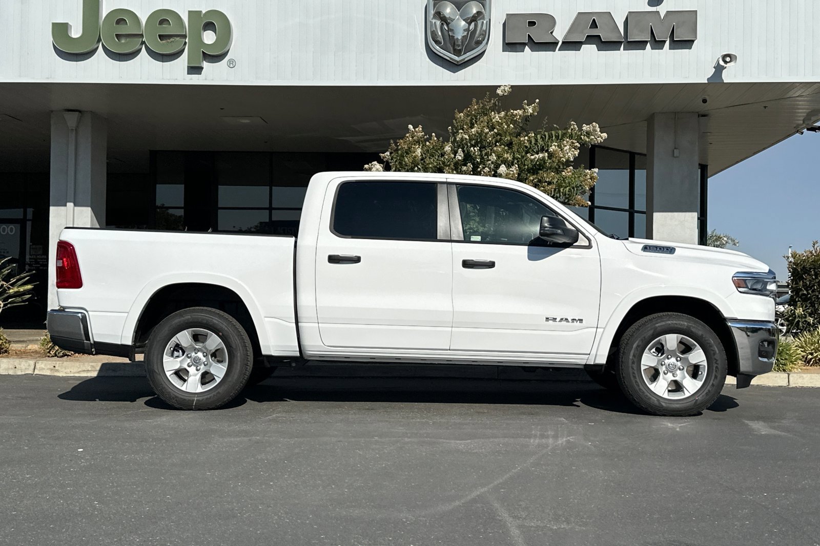 New 2026 Bright White Clear-Coat Exterior Paint RAM Big Horn/Lone Star image 3