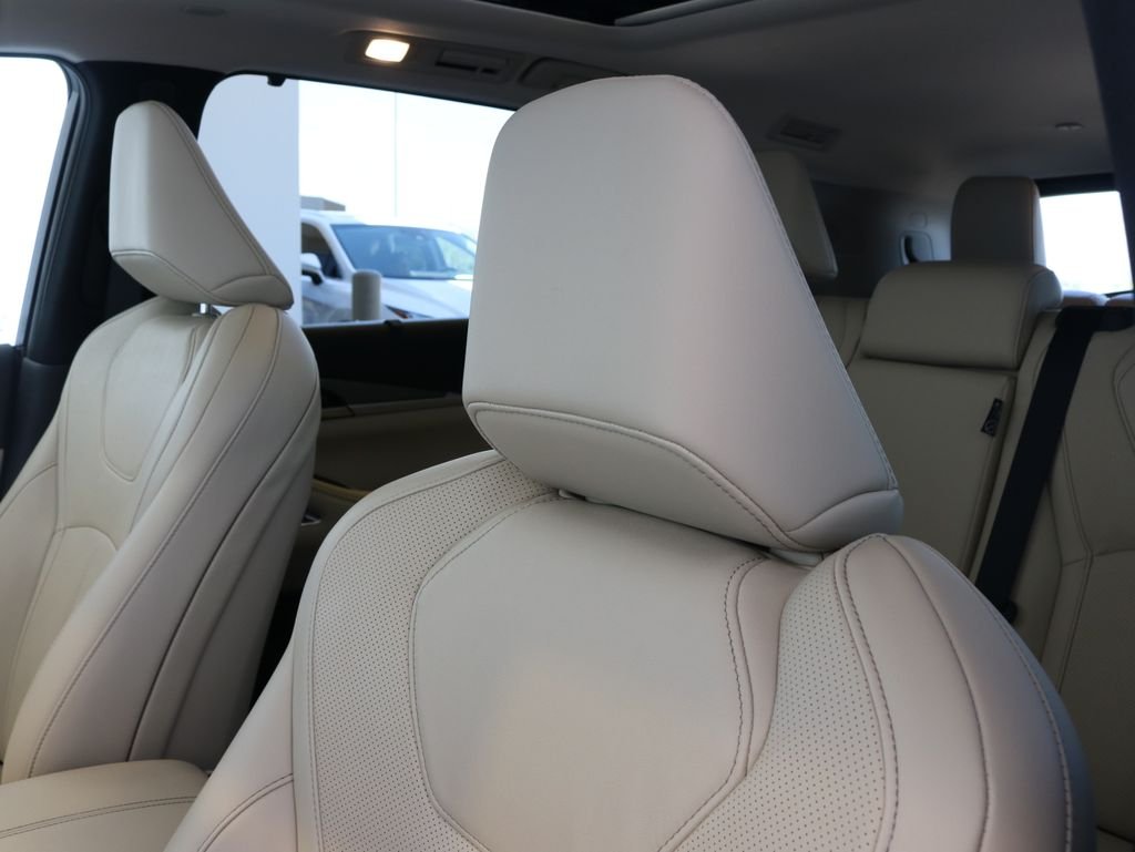 Certified Used 2025 White INFINITI LUXE image 28