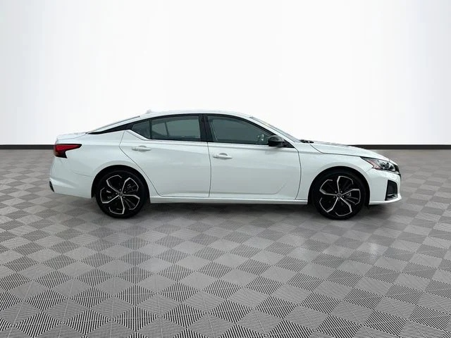 Used 2023 White Nissan 2.5 SR image 4