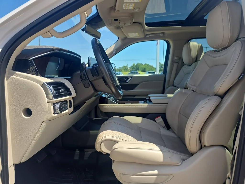 Used 2019 White Platinum Metallic Tri-Coat Lincoln Reserve image 8