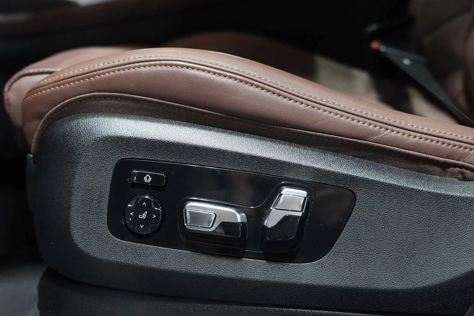 Certified Used 2024 Skyscraper Grey Metallic BMW xDrive40i image 13