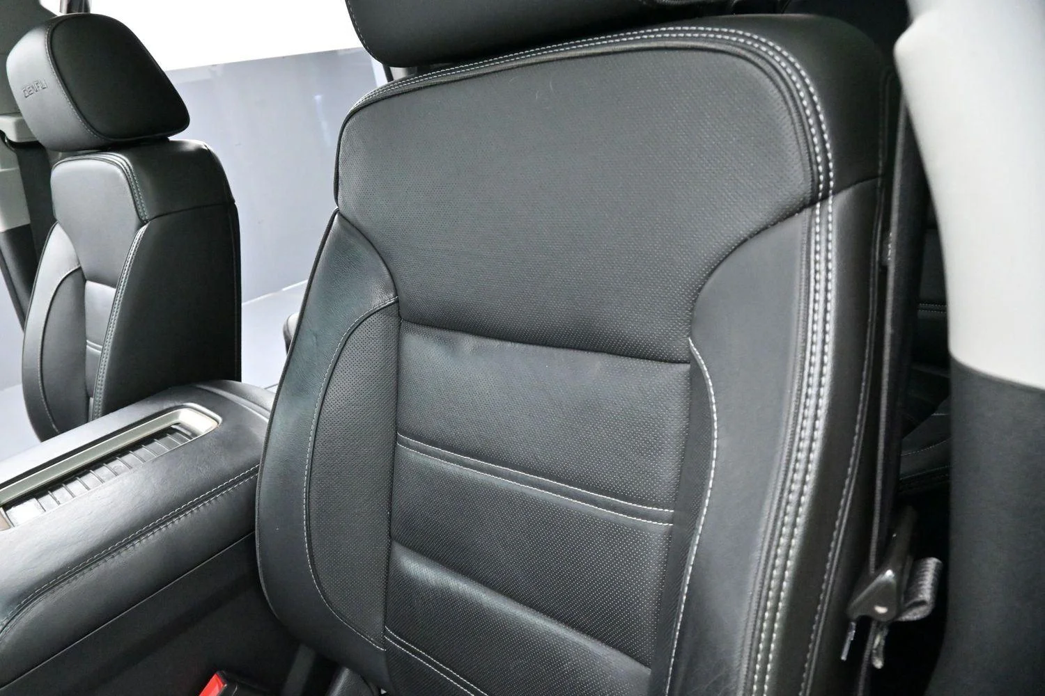 Used 2020 Summit White GMC Denali image 19
