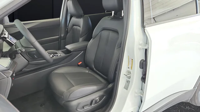 New 2026 Bright White Clear-Coat Exterior Paint Jeep Limited image 9