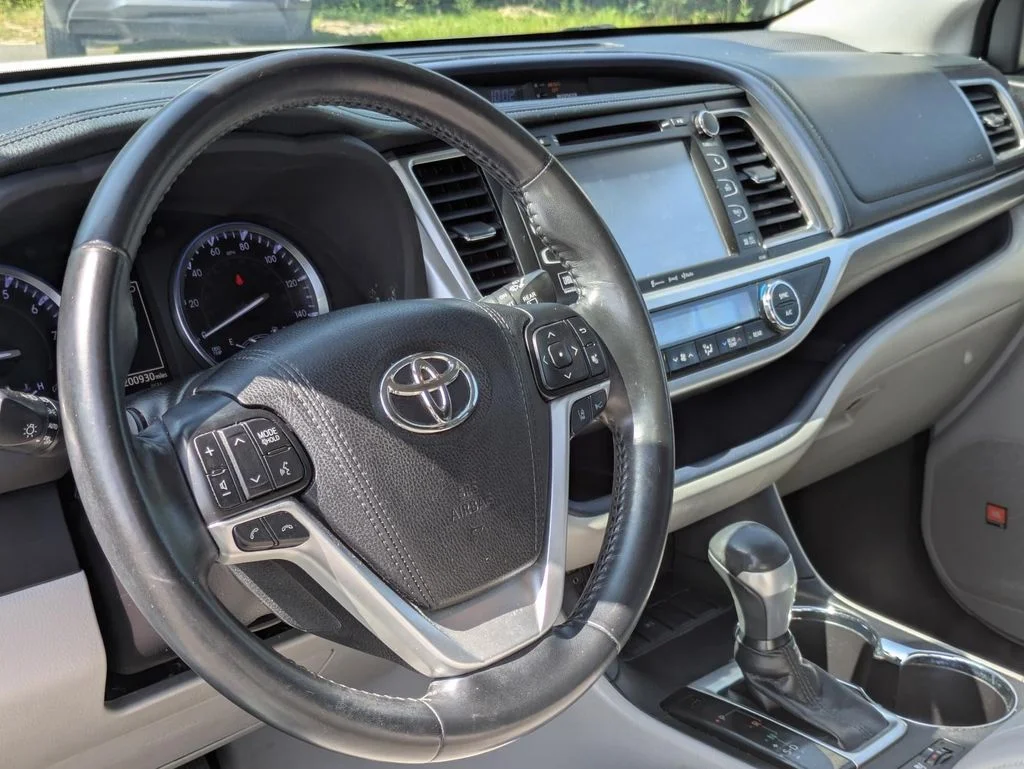 Used 2018 White Toyota Limited image 95