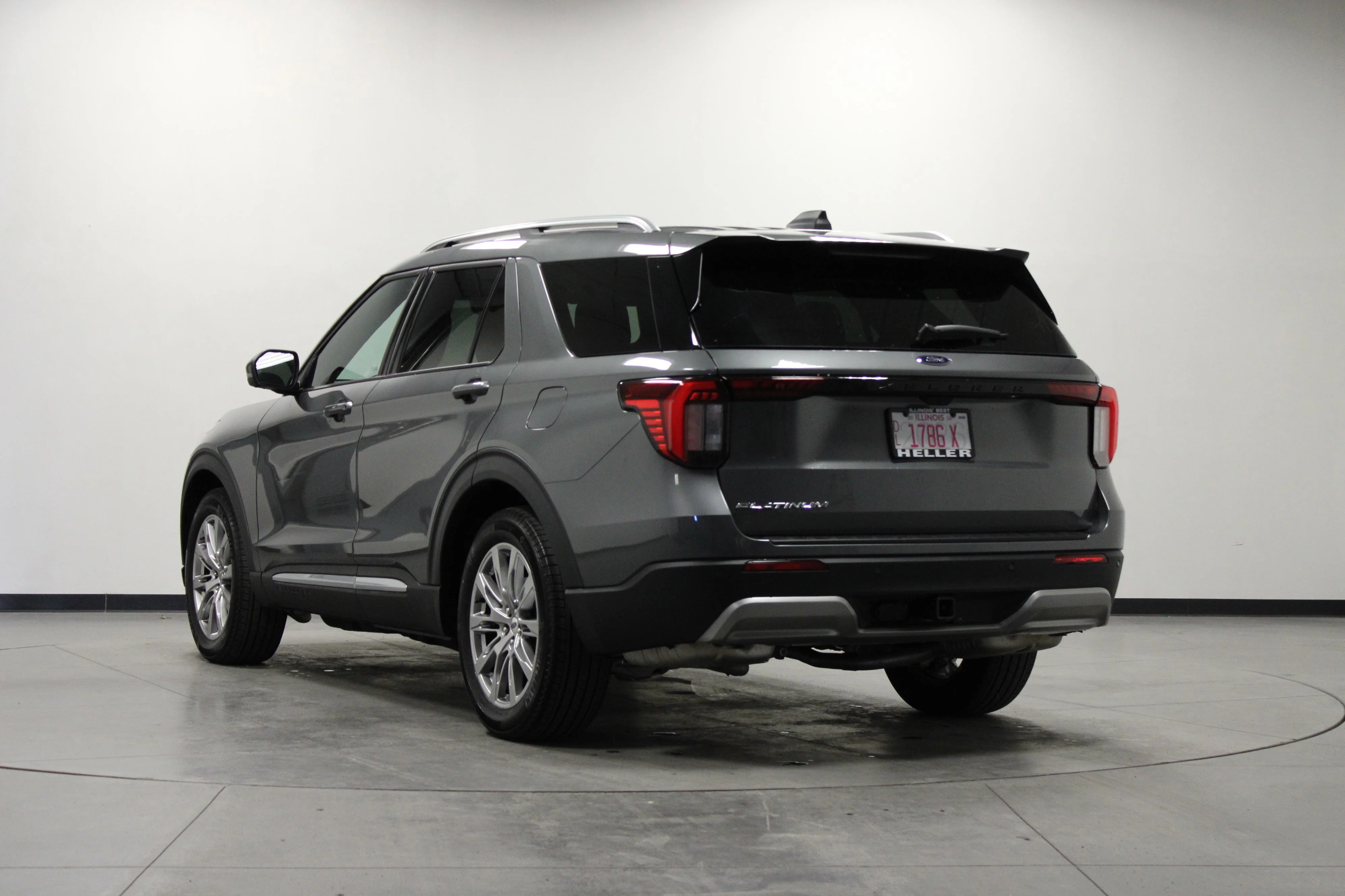 Used 2025 Gray Metallic Ford Platinum image 6