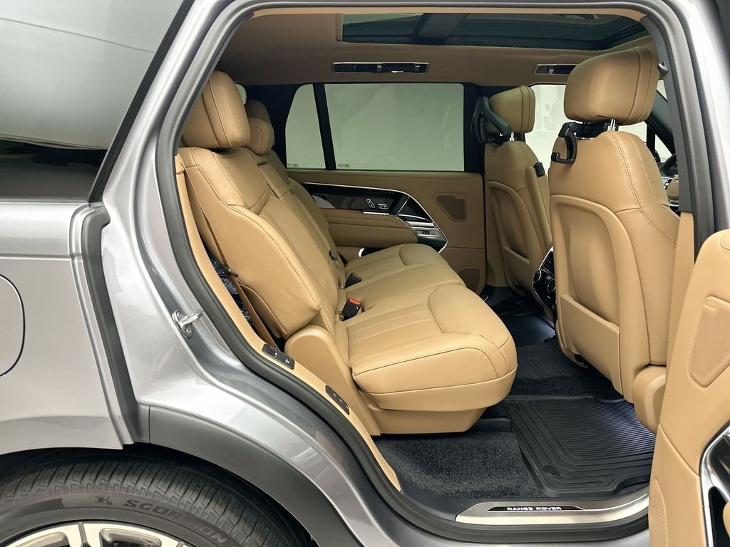 New 2026 Eiger Grey Land Rover SE image 15