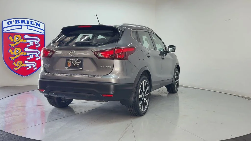 Used 2019 Gun Metallic Nissan SL image 5