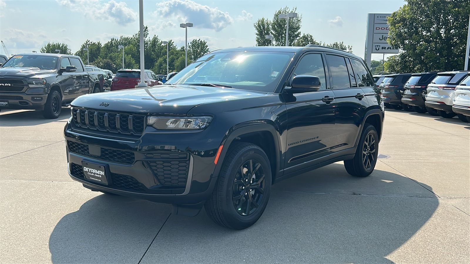 New 2026 Diamond Black Crystal Pearl-Coat Exterior Paint Jeep Altitude image 8