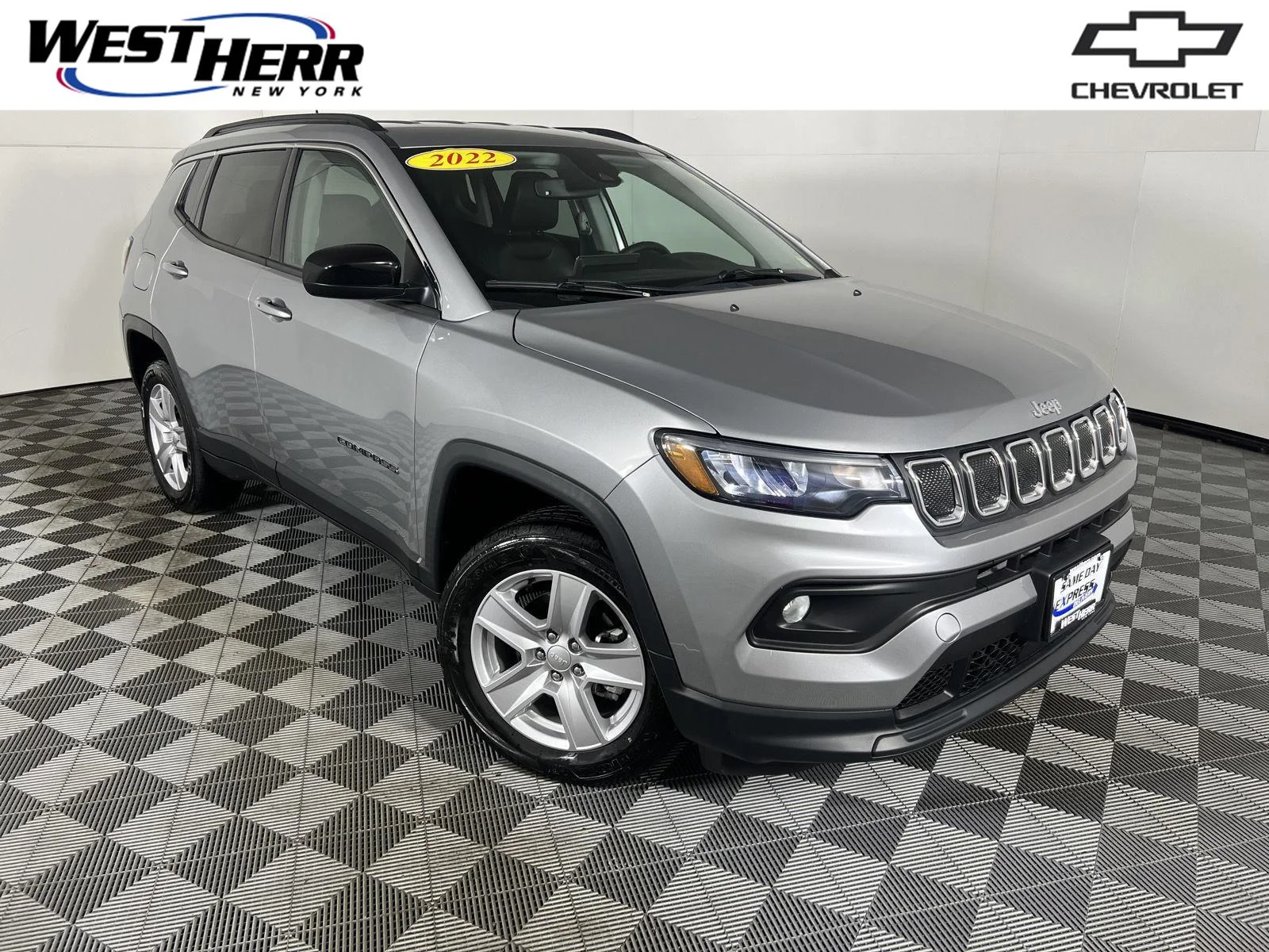 Used 2022  Jeep Latitude image 1