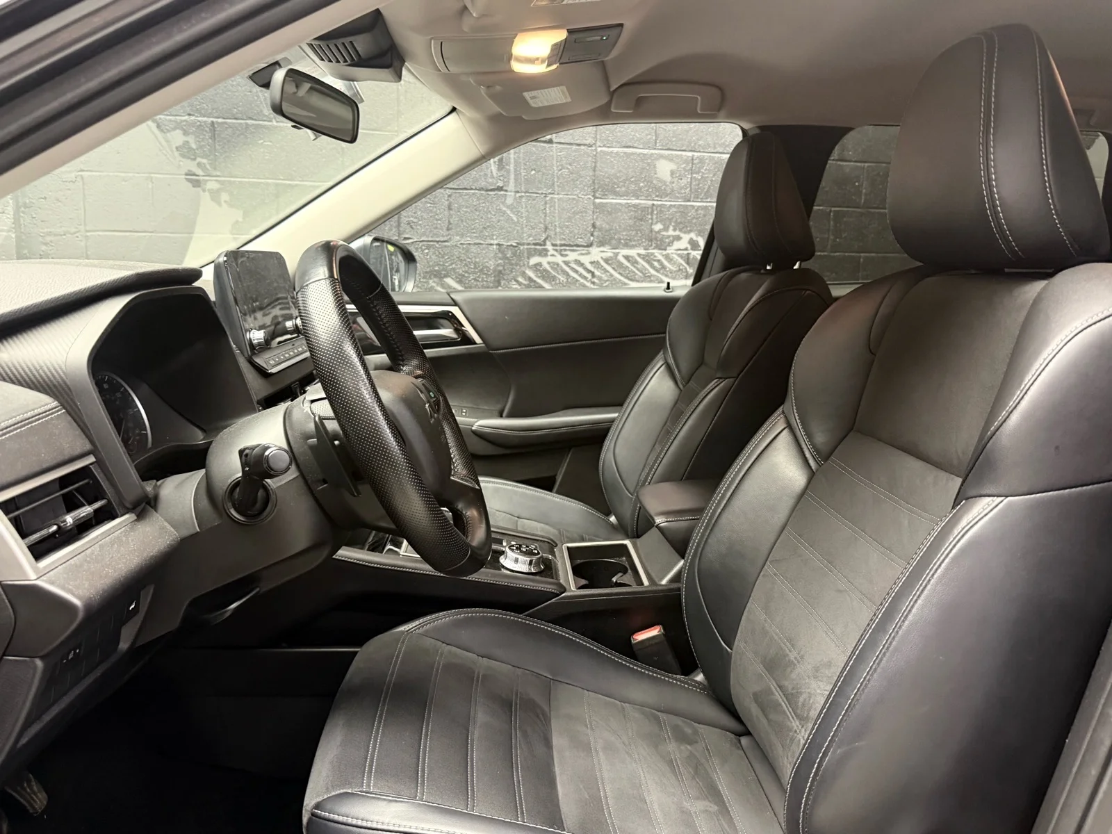 Used 2024 Graphite Gray Metallic (u28) Mitsubishi SE image 8