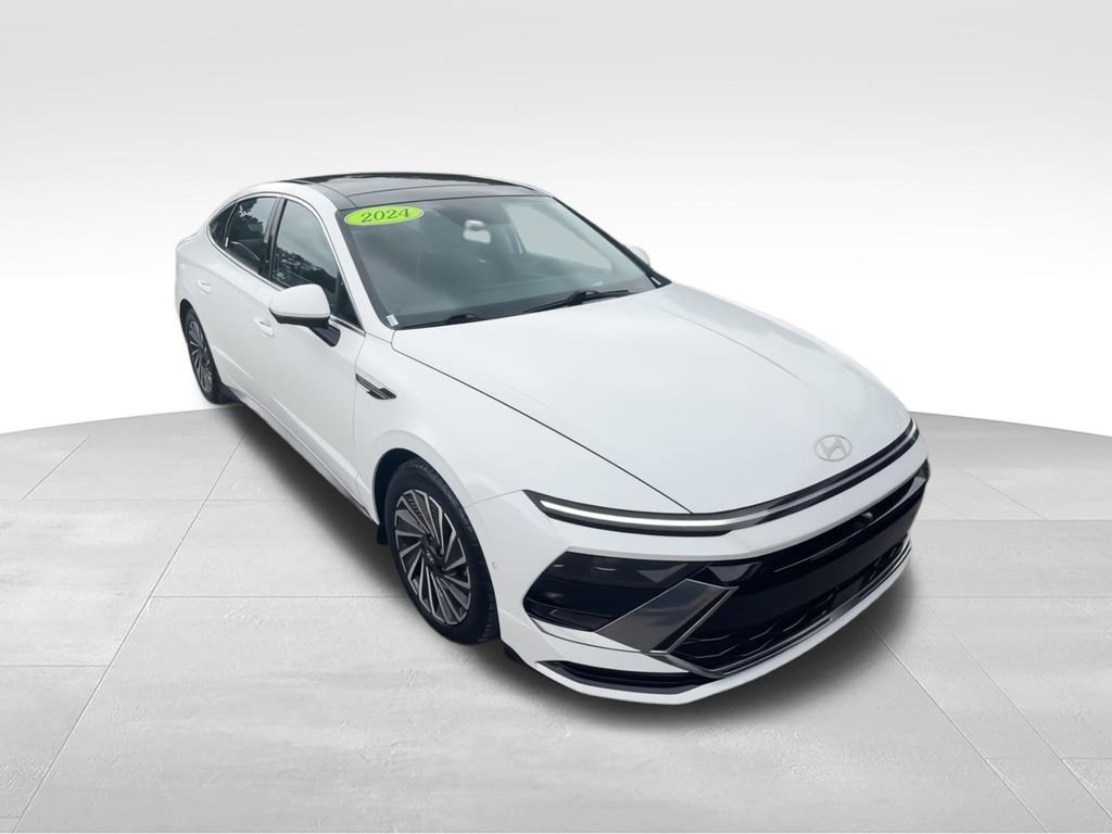 Used 2024 White Hyundai Limited image 3