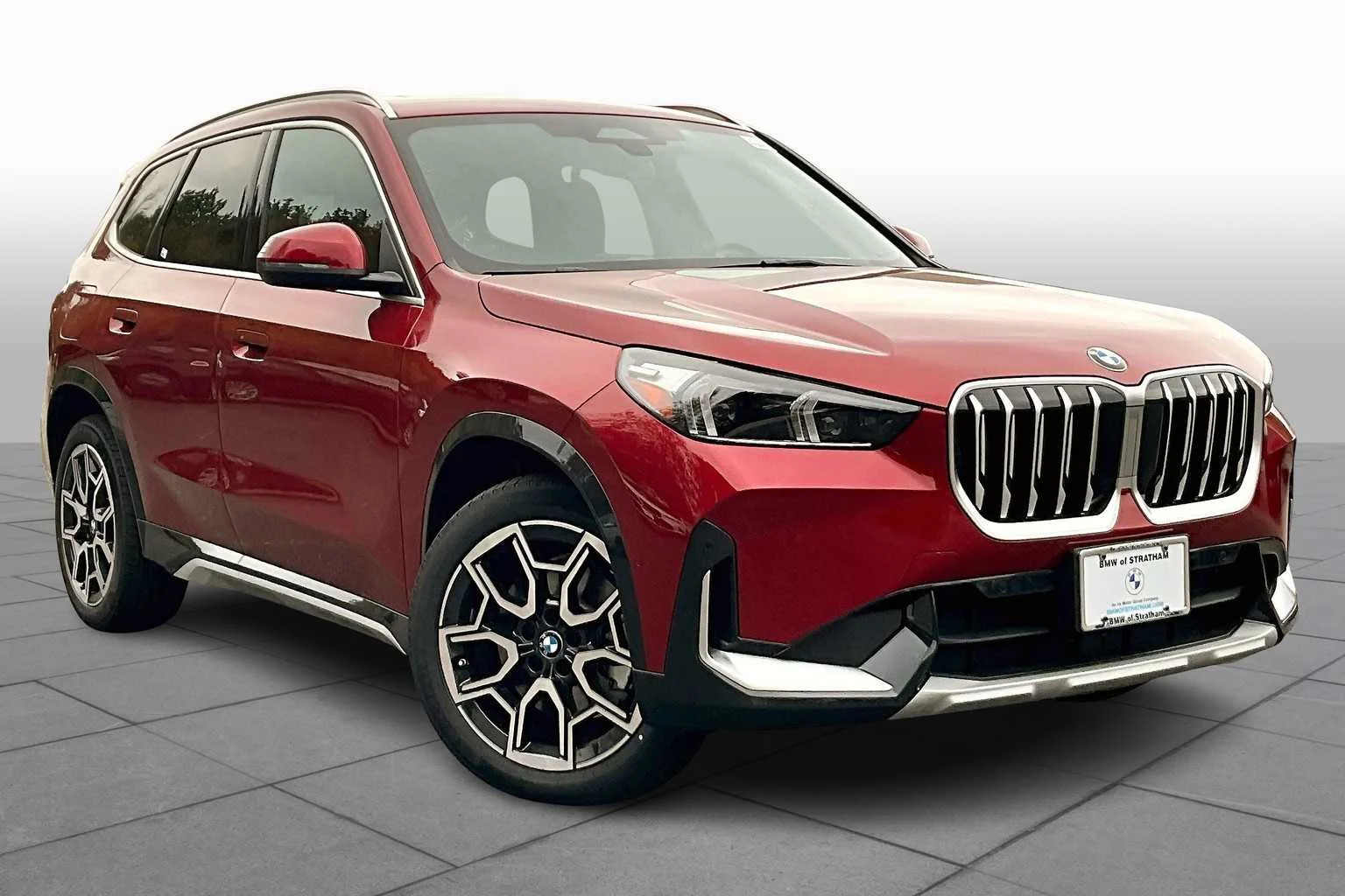 New 2026 Vegas Red Metallic BMW xDrive28i image 2