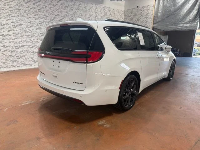 Used 2022 Bright White Clearcoat Chrysler Limited image 6