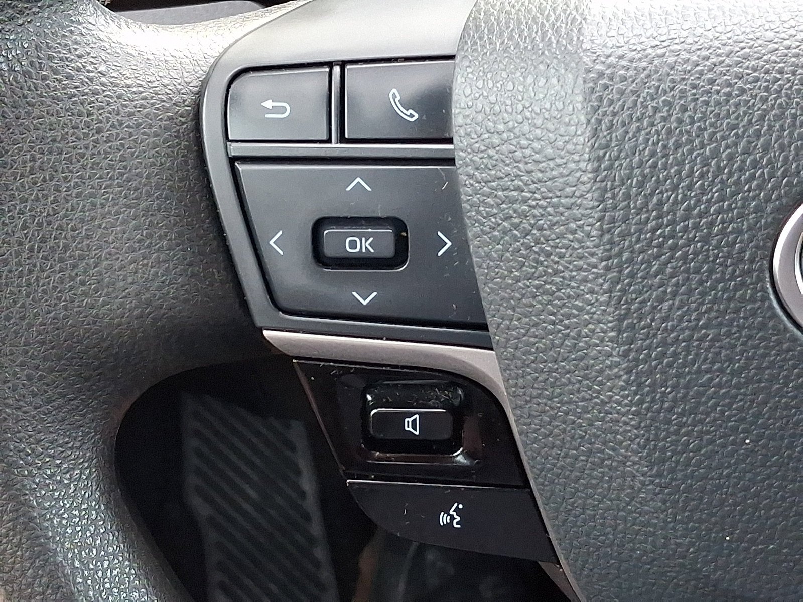 Used 2025 Underground Toyota LE image 19