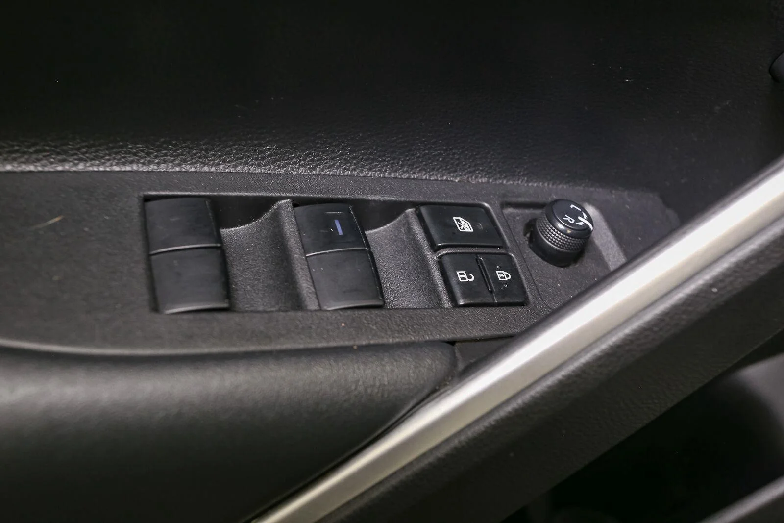 Used 2022 Wind Chill Pearl Toyota LE image 46