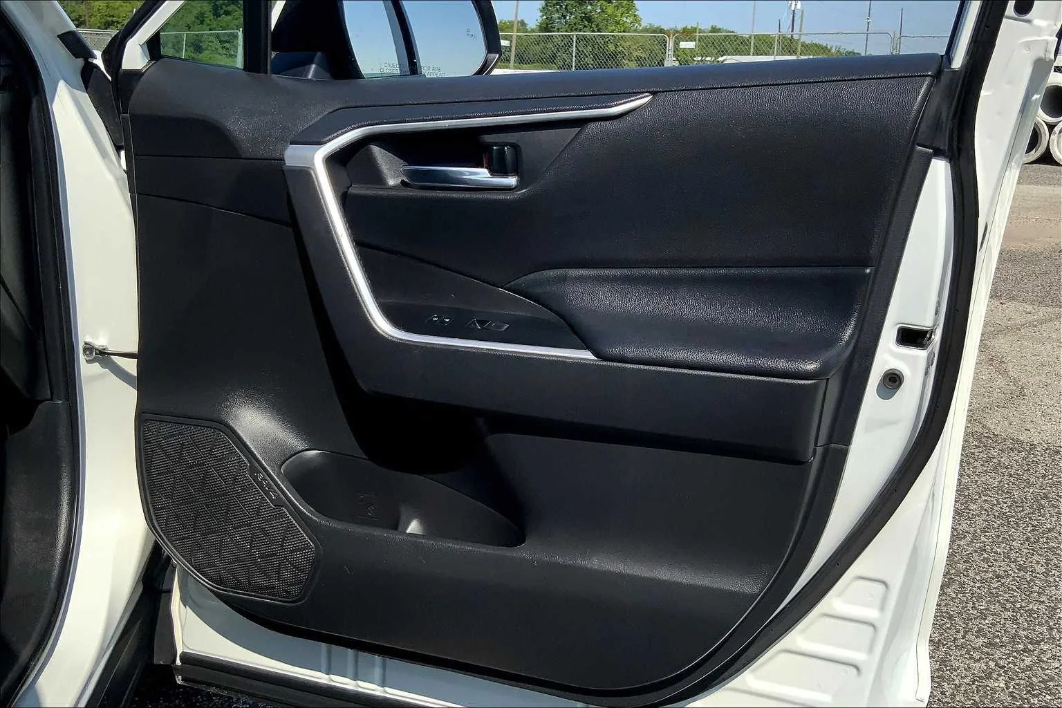 Used 2022 White Toyota XLE image 22