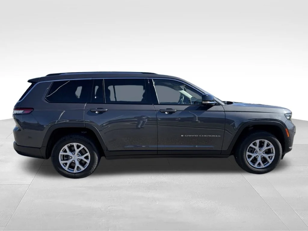 Used 2022 Gray Jeep Limited image 26