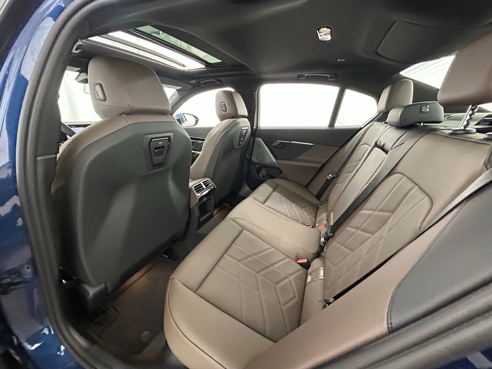 New 2026 Phytonic Blue Metallic BMW 530i xDrive image 34