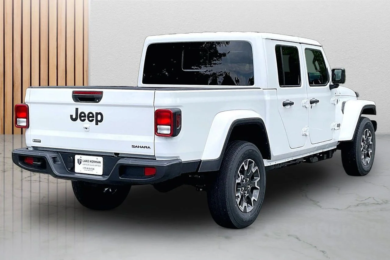 New 2026 Bright White Clear-Coat Exterior Paint Jeep Sahara image 8