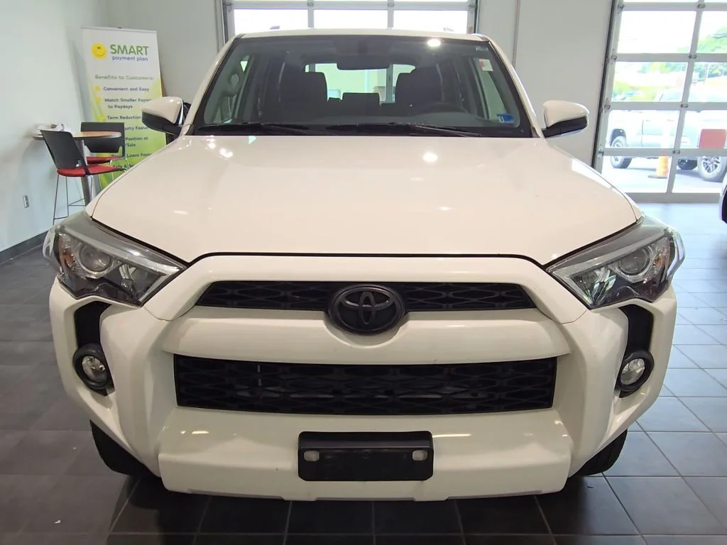 Used 2018 White Toyota SR5 image 7