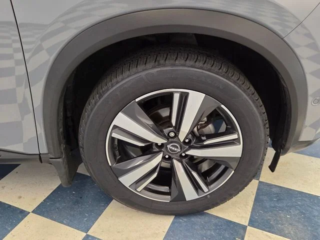 Used 2023 Gray Nissan Platinum image 10