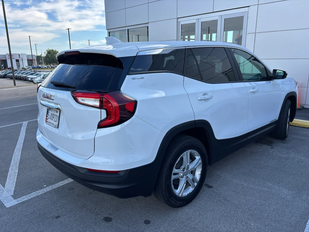 Used 2024 Summit White GMC SLE image 6