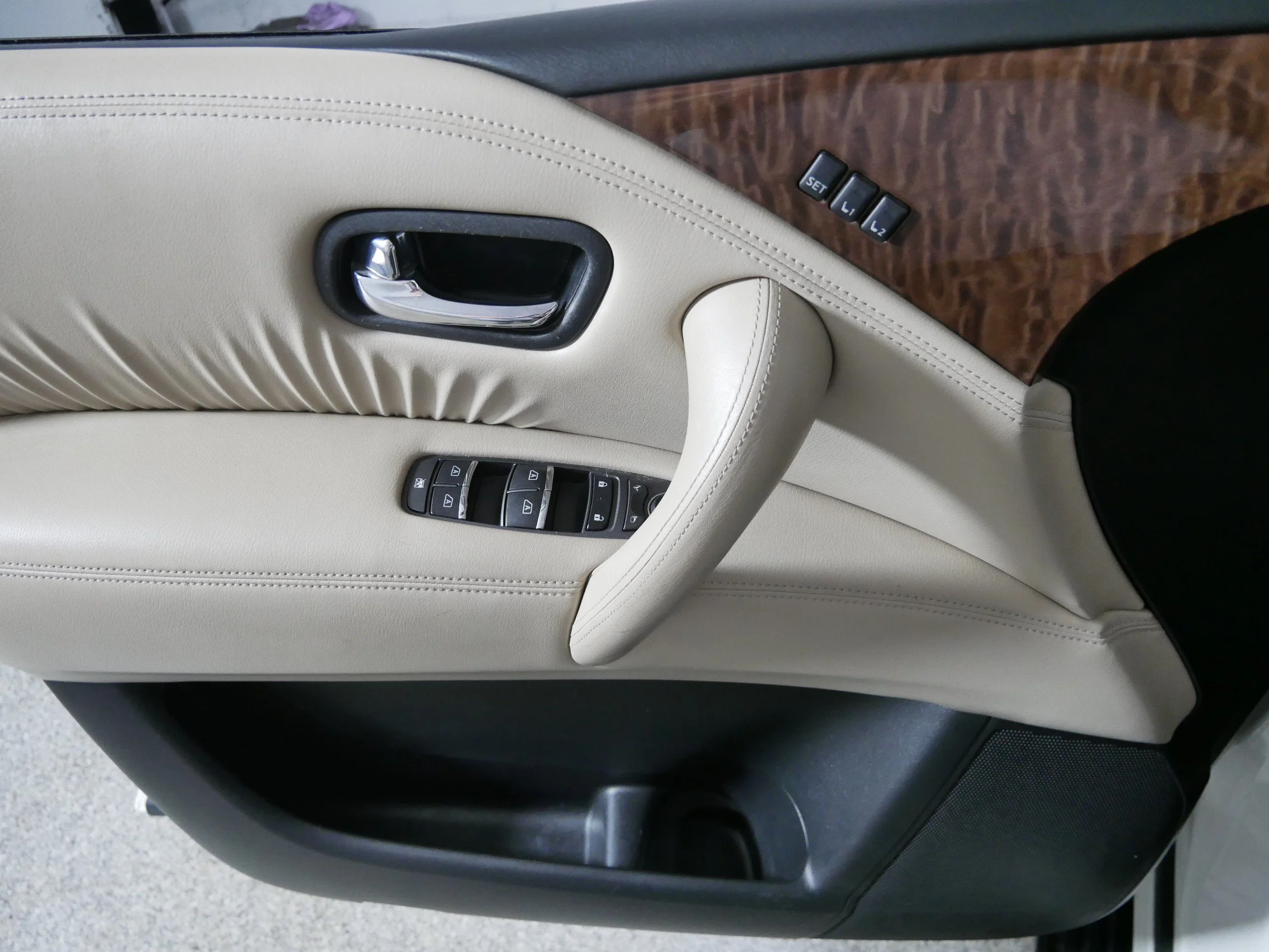 Used 2017 Pearl White Nissan Platinum image 19