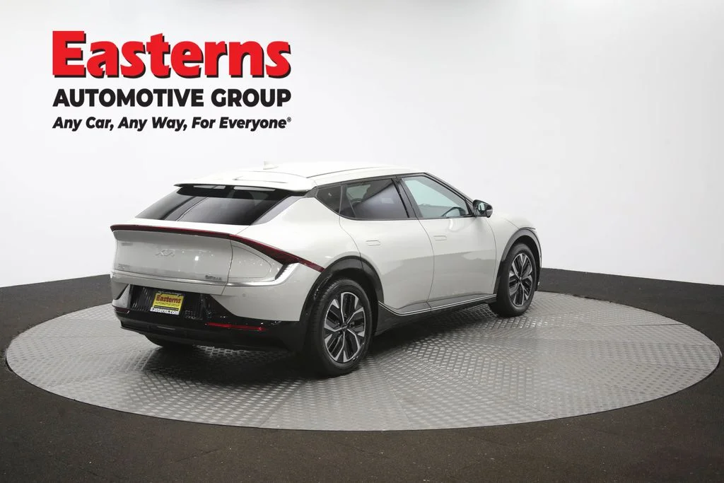 Used 2022 White Kia Wind image 38