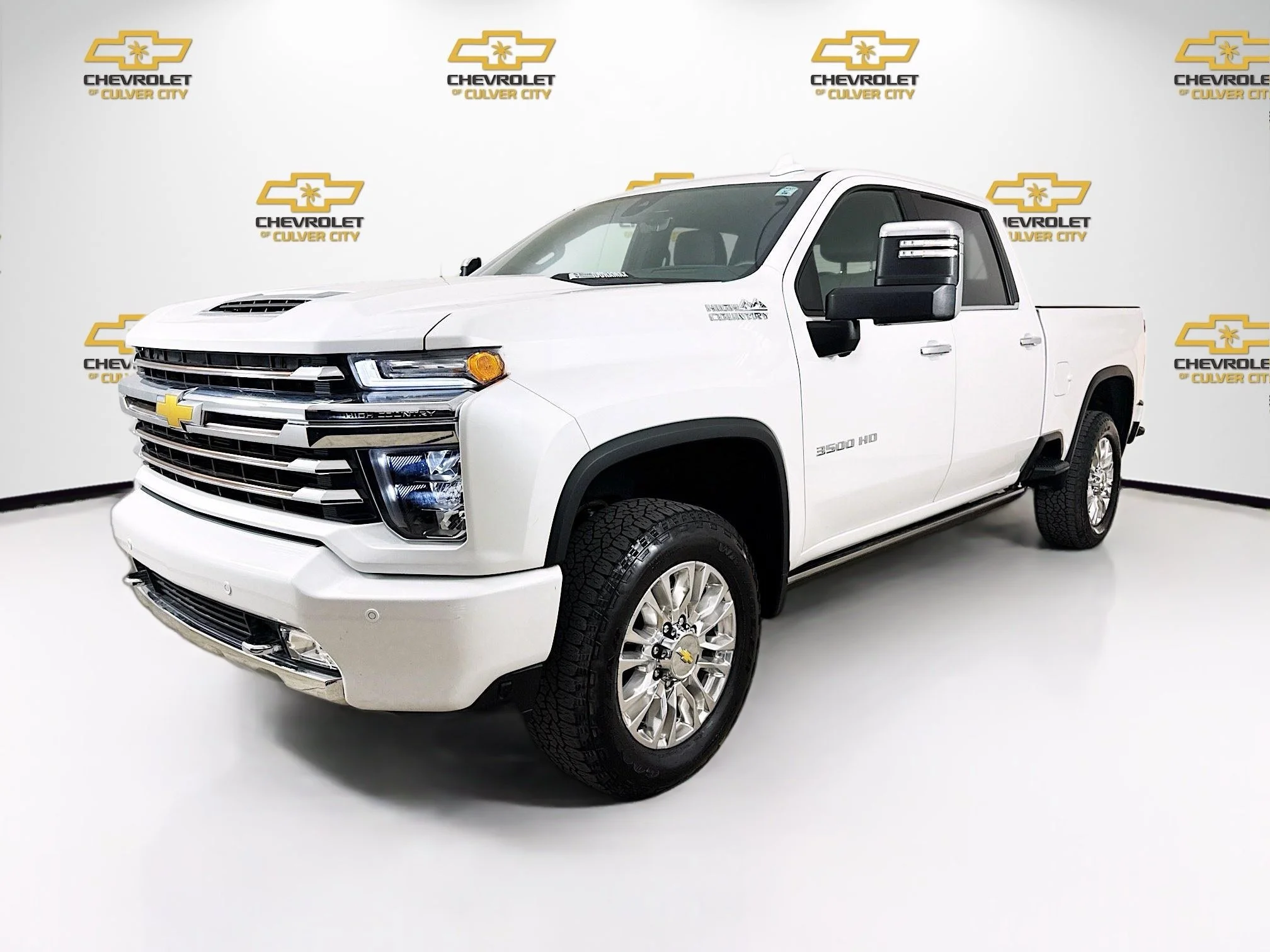 Used 2023 Iridescent Pearl Tricoat Chevrolet High Country image 3
