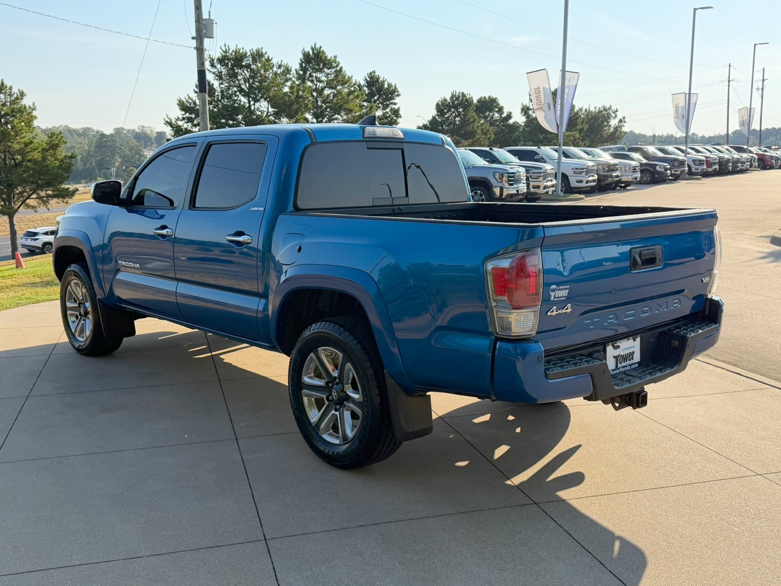 Used 2017 Blazing Blue Pearl Toyota Limited image 4