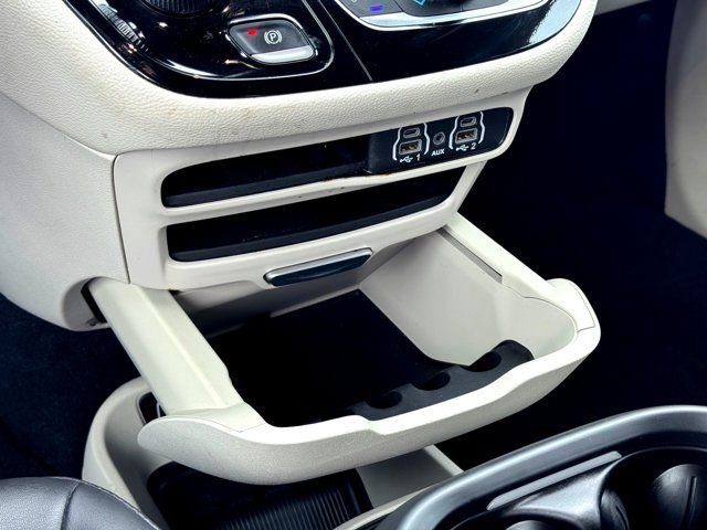 Used 2024 White Chrysler Select image 28