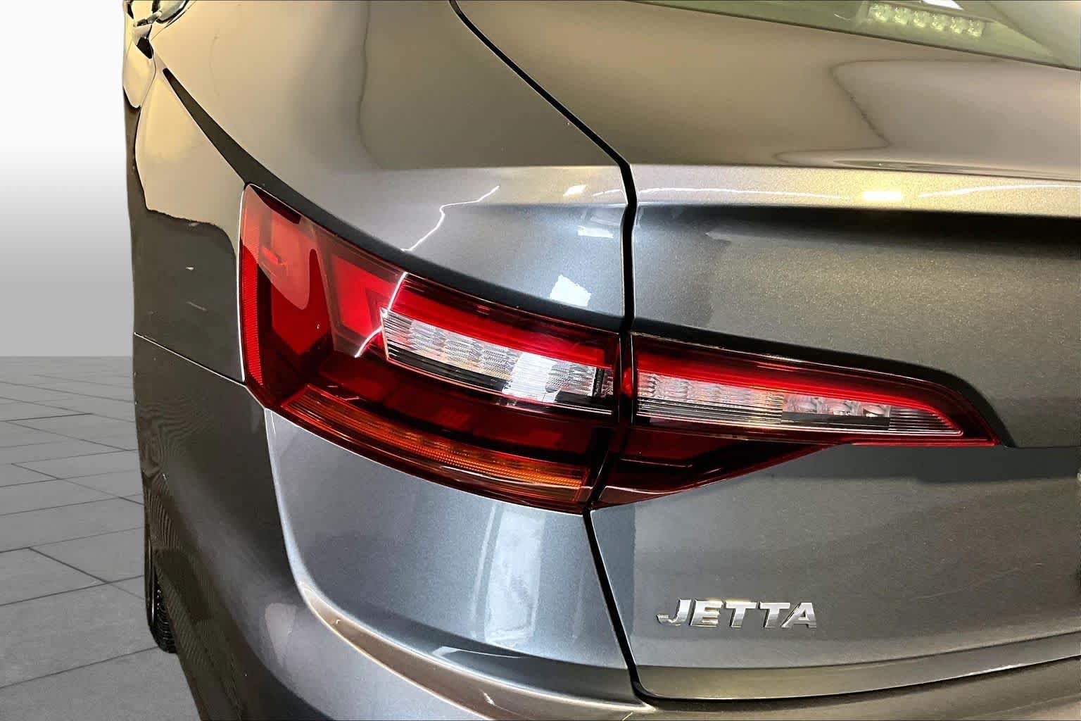 Used 2019 Platinum Gray Metallic Volkswagen SE image 28