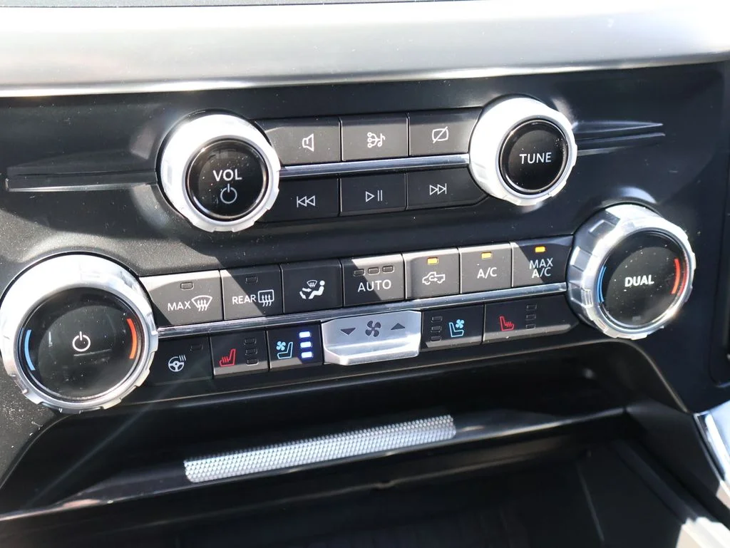 Used 2022 Silver Ford Lariat image 34