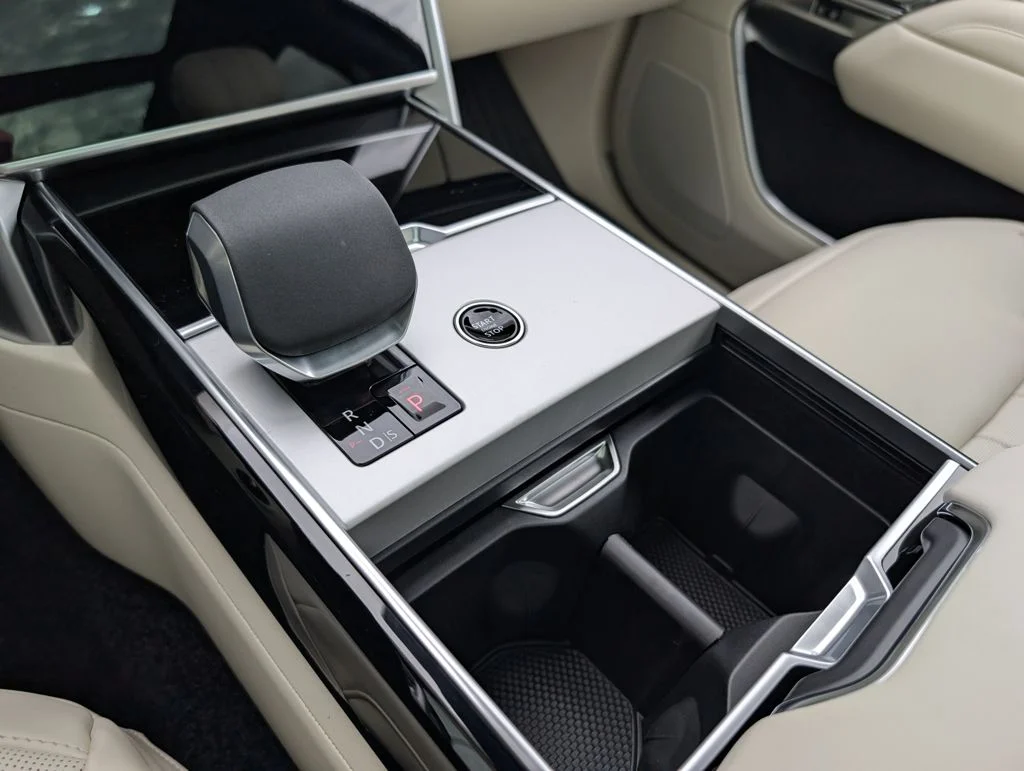 New 2026 Eiger Grey Land Rover SE image 17