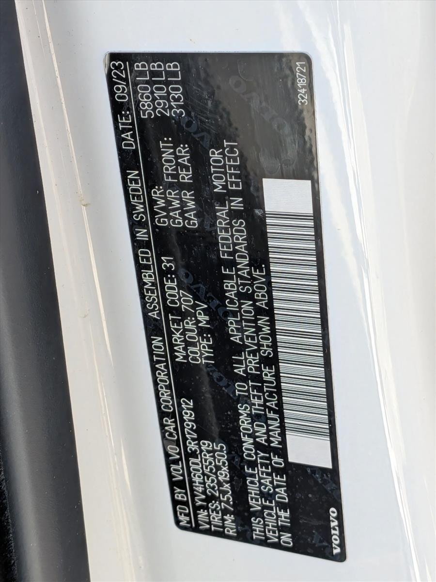 Used 2024 Crystal White Metallic Volvo Plus Dark Theme image 28