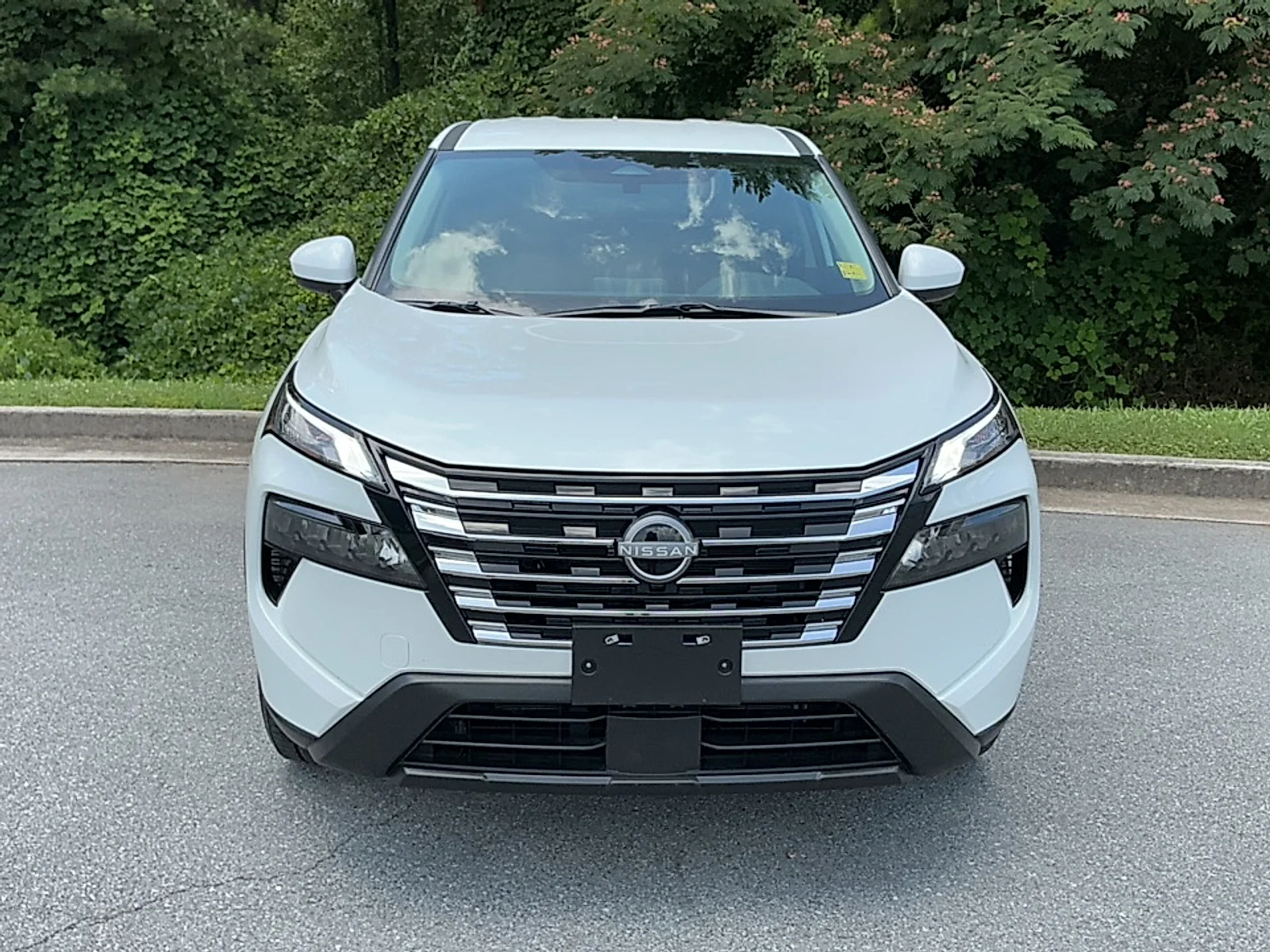 Used 2026 Everest White Pearl Tricoat Nissan SV image 16