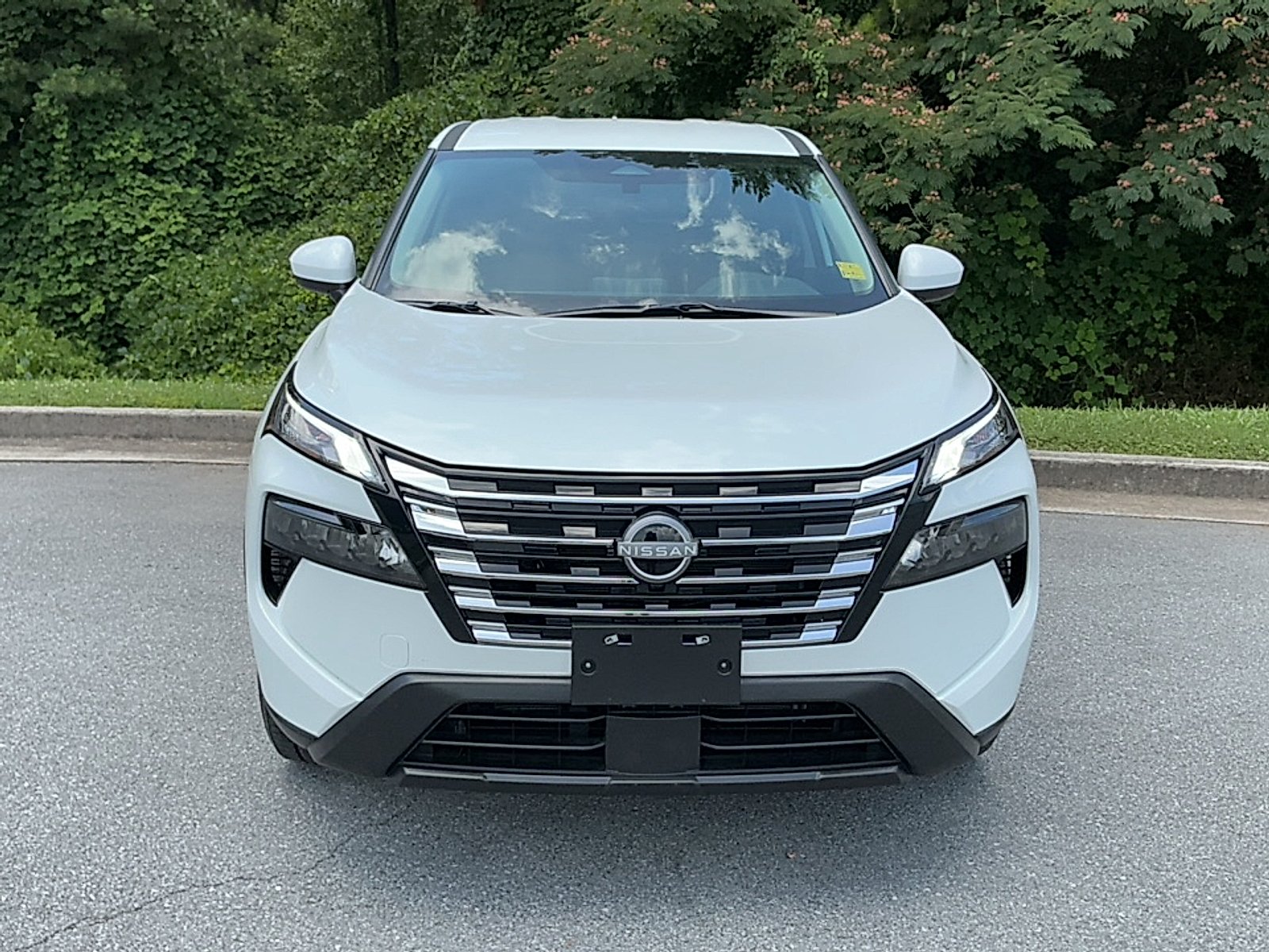 Used 2026 Everest White Pearl Tricoat Nissan SV image 16