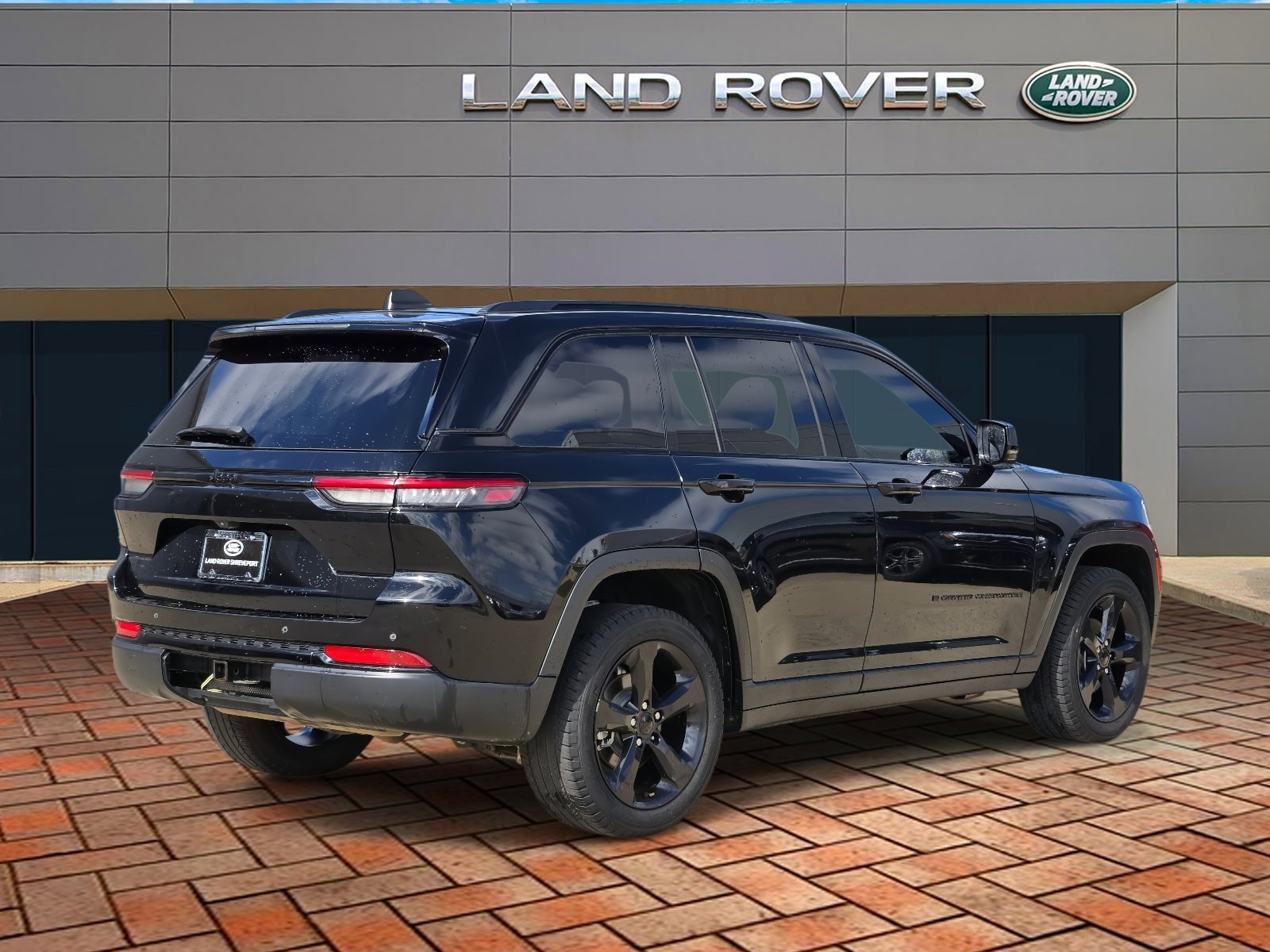 Used 2023 Diamond Black Crystal Pearlcoat Jeep Altitude image 4