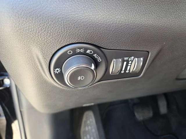 New 2026 Diamond Black Crystal Pearlcoat Jeep Latitude image 22