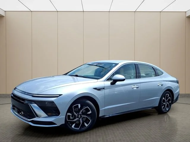 Used 2024 Silver Hyundai SEL image 2