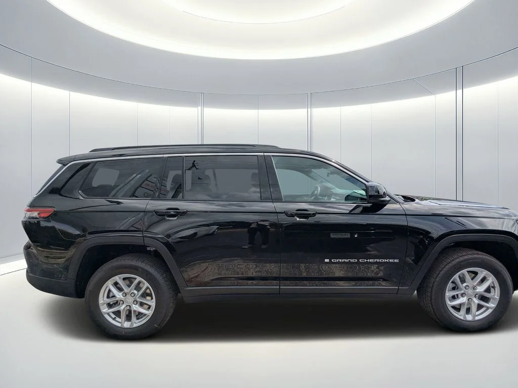 New 2026 Diamond Black Crystal Pearlcoat Jeep Laredo image 3