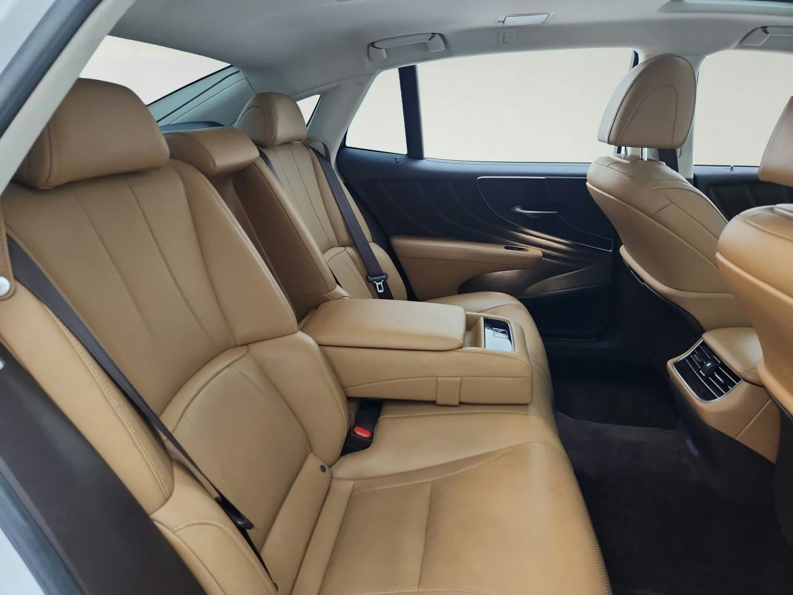 Used 2018 EMINENT WHITE Lexus LS 500 image 31