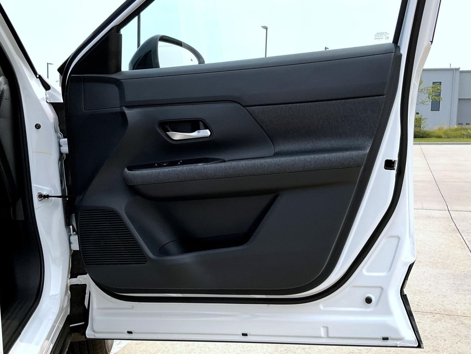 New 2026 Aspen White TriCoat / Super Black Two-tone Nissan SV image 17
