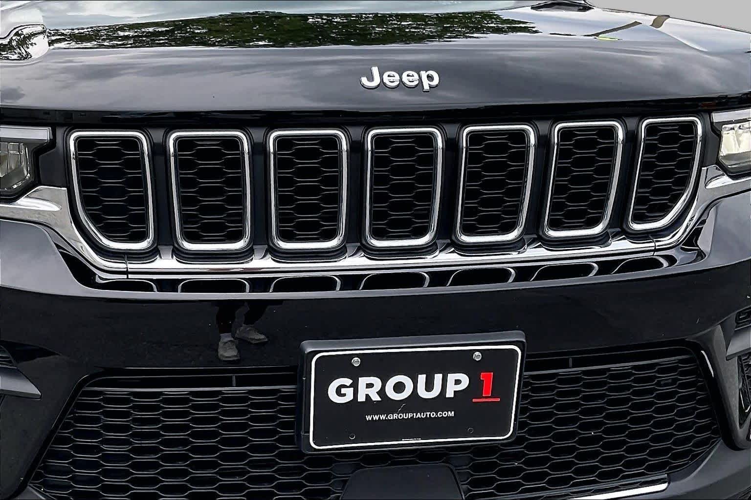 Used 2023 Diamond Black Crystal Pearlcoat Jeep Laredo image 30