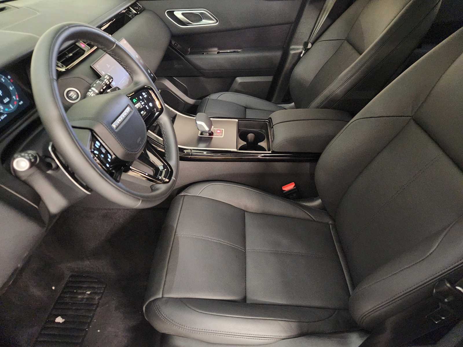 Used 2026 Arroios Grey Metallic Land Rover Dynamic SE image 4