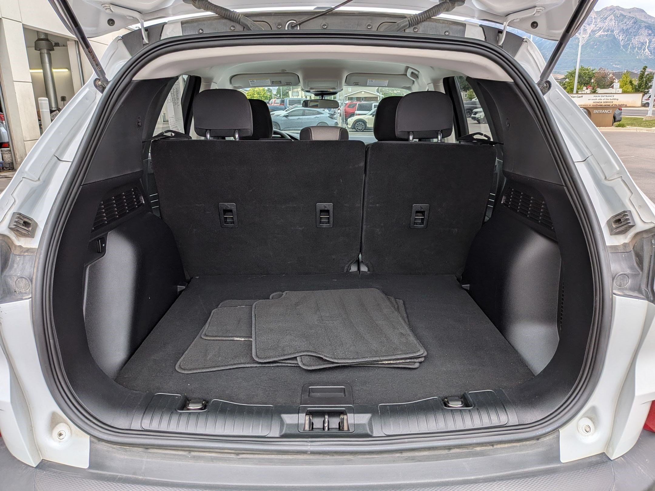 Used 2022 Oxford White Ford SE image 28