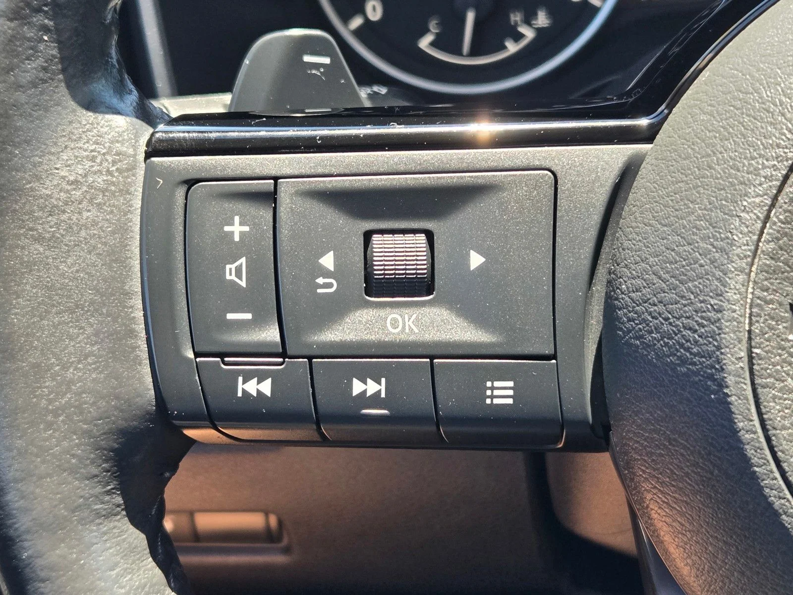 Used 2021 Pearl White Tricoat/Super Black Nissan SL image 32