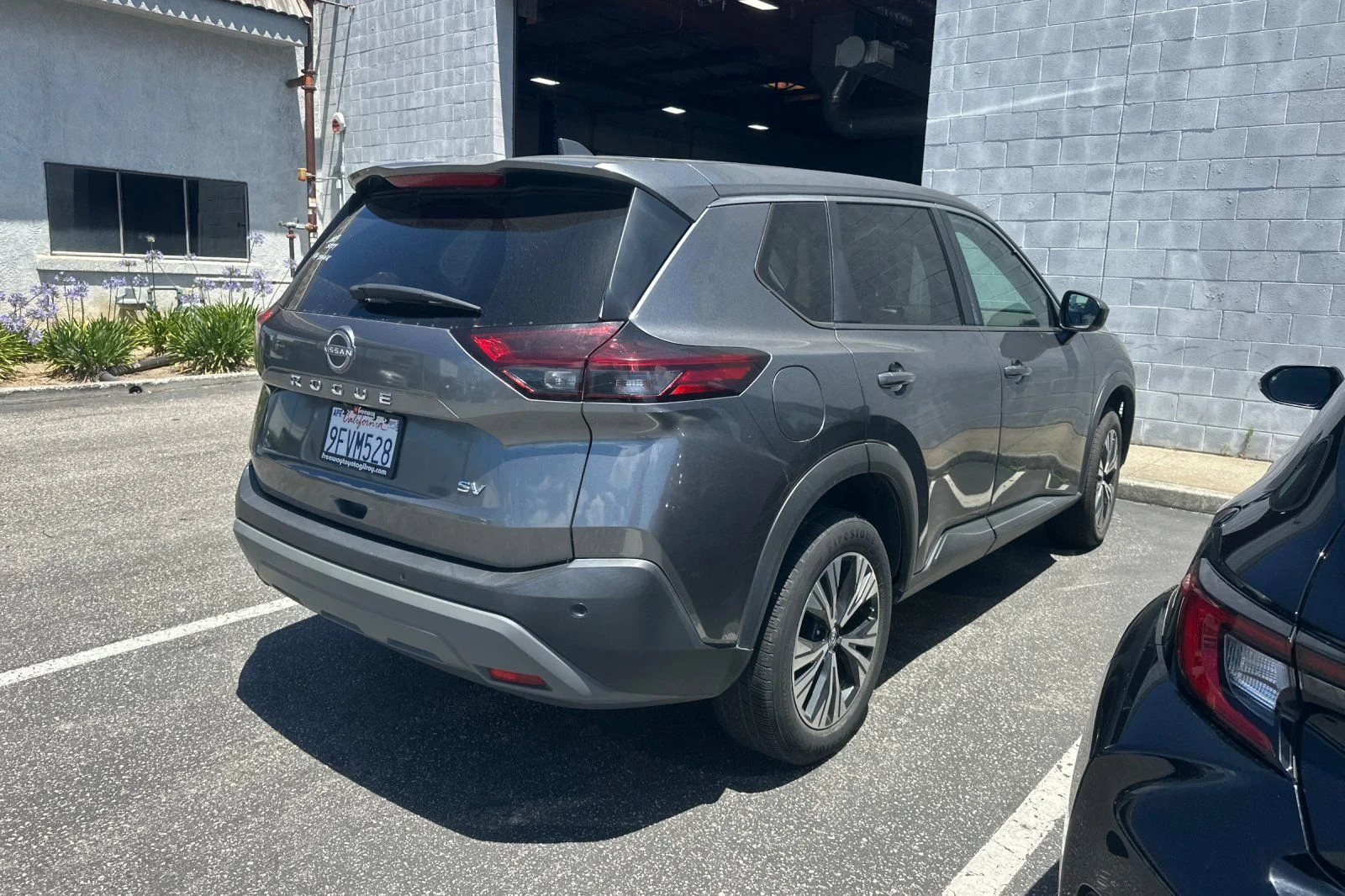 Used 2023 Gray Nissan SV image 5