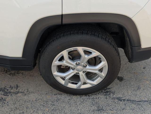 Used 2024 White Jeep Latitude image 33
